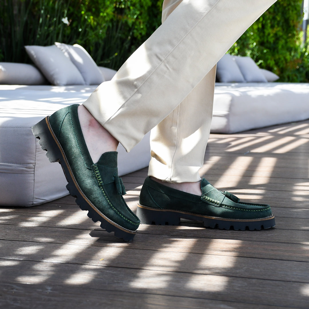 Mocasín piel gamuza , suela ligera con Motas -DENALI VERDE
